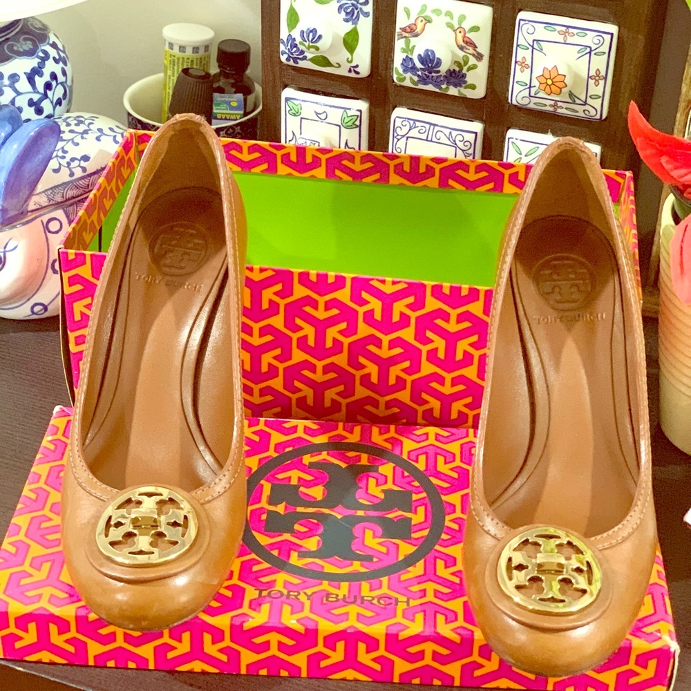 Tory Burch tan leather shoes